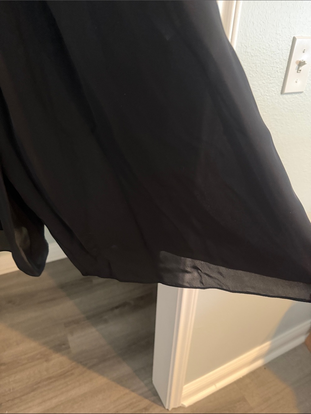 I’m -+ basis Black Sleeveless V-Neck Midi Scort - Casual Elegance - Picture 5 of 8